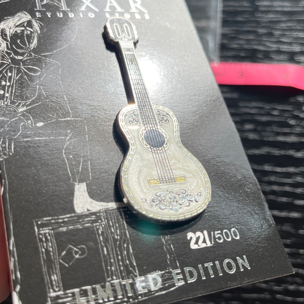 Disney Pixar Studio Store Coco Pin-Ernesto De La Cruz Pearl Guitar LE( MSC-75.2) - Picture 7 of 12